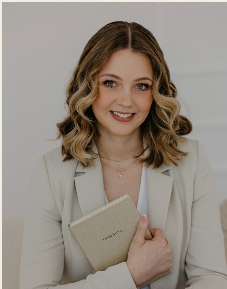 Laura Guillemin mit Notizbuch
